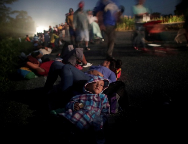 25.out.2018 - Glenda Escobar descansa na estrada com seu filho Adonai, enquanto se dirigem a Pijijiapan, no México - Ueslei Marcelino/Reuters