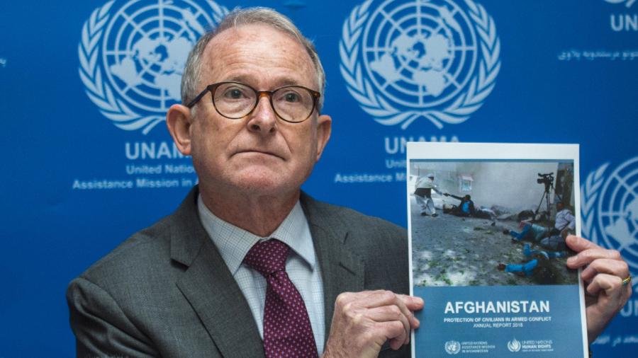 24.fev.2019 - Richard Bennett, chefe da unidade de direitos humanos da Missão de Assistência da ONU no Afeganistão (Unama), segura uma cópia do Relatório Anual de 2018 da ONU sobre a Proteção de Civis em Conflito Armado no Afeganistão, em uma coletiva de imprensa em Cabul - Wakil Kohsar/AFP Photo