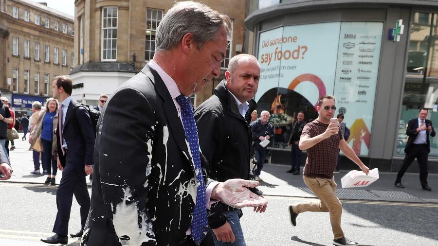 20.mai.2019 - Líder do Partido do Brexit, Nigel Farage, estava em uma evento de campanha para as eleições do Parlamento Europeu quando um homem jogou milkshake - Scott Heppell/Reuters