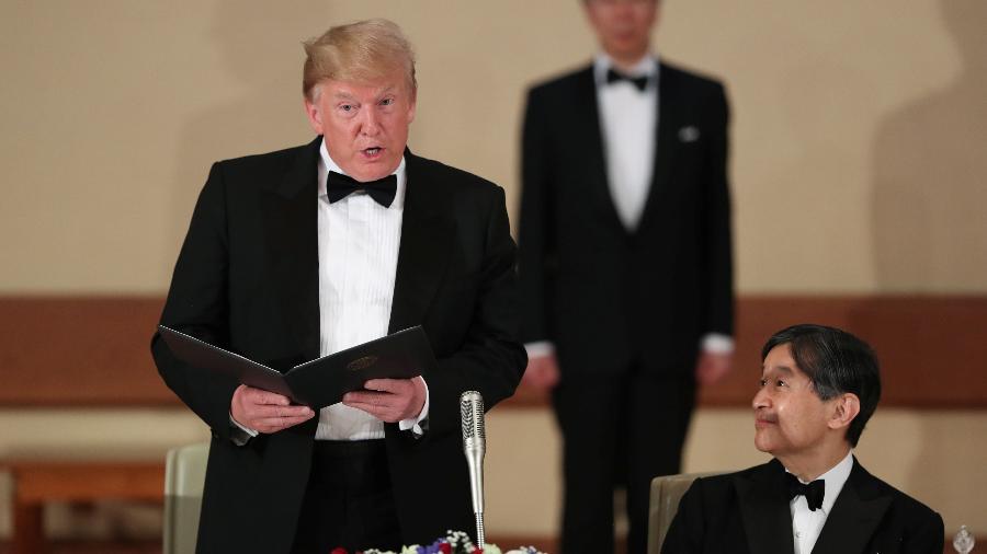 27.mai.2019 - Presidente dos Estados Unidos, Donald Trump, fala ao lado do imperador do Japão Naruhito durante um jantar de Estado no Palácio Imperial em Tóquio - Jonathan Ernst/Reuters