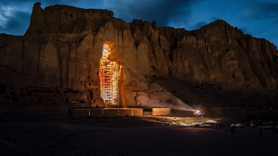 Projeção 3D de uma estátua de Buda, conhecida como Solsol, que foi destruída pelo Taleban em 2001, em Bamiyan - Jim Huylebroek/The New York Times