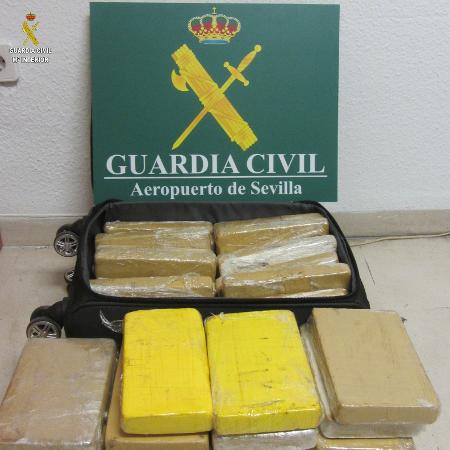 Maleta com 39 kg de cocaínas apreendidos com militar brasileiro em avião da FAB em Sevilha, na Espanha - Divulgação/Guardia Civil