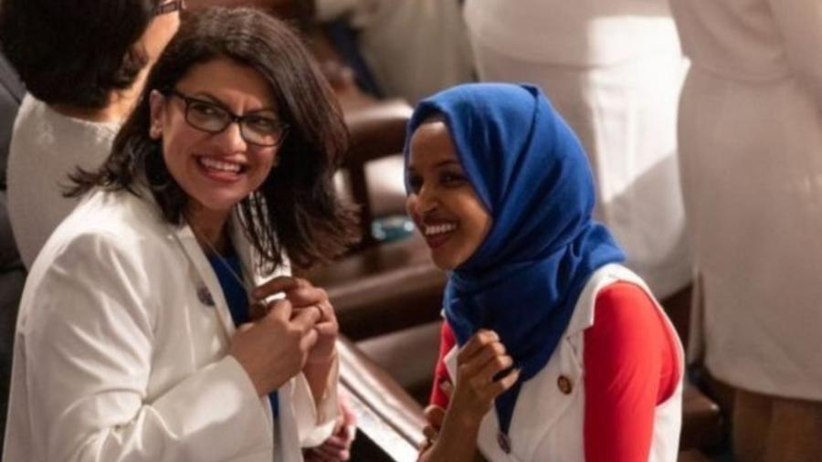 Rashida Tlaib (à esquerda, ao lado de Ilhan Omar) é a primeira mulher de origem palestina a servir no Congresso dos EUA - Getty Images