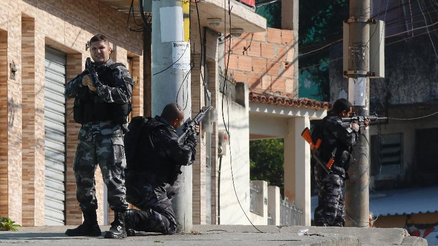 Policiais fazem operação no Complexo do Alemão, zona norte do Rio - REGINALDO PIMENTA/AGÊNCIA O DIA/AGÊNCIA O DIA/ESTADÃO CONTEÚDO