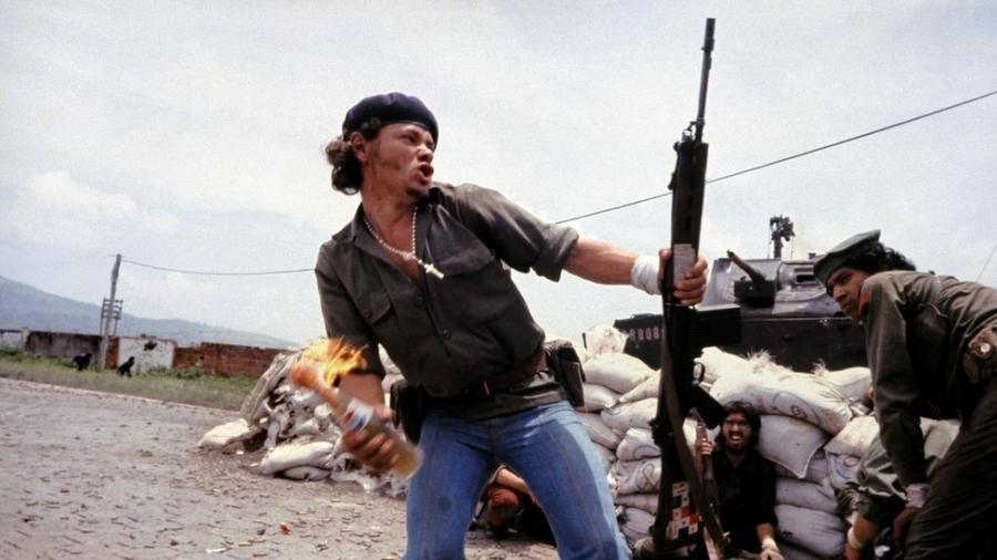 "Molotov Man", ou "homem molotov", se tornou um símbolo da revolução sandinista na Nicarágua - Susan Meiselas/Magnum Photos