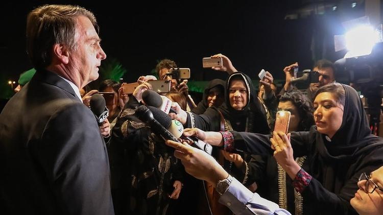 'Vocês estão mais bonitas assim', afirma Bolsonaro a jornalistas brasileiras com vestimenta adequada à lei islâmica - José Dias/PR