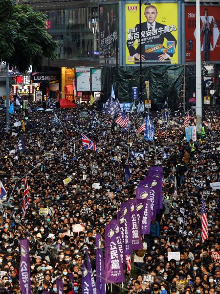 Arquivo - Manifestantes em passeata batizada de "Marcha do Dia dos Direitos Humanos", em Hong Kong - Danish Siddiqui/Reuters