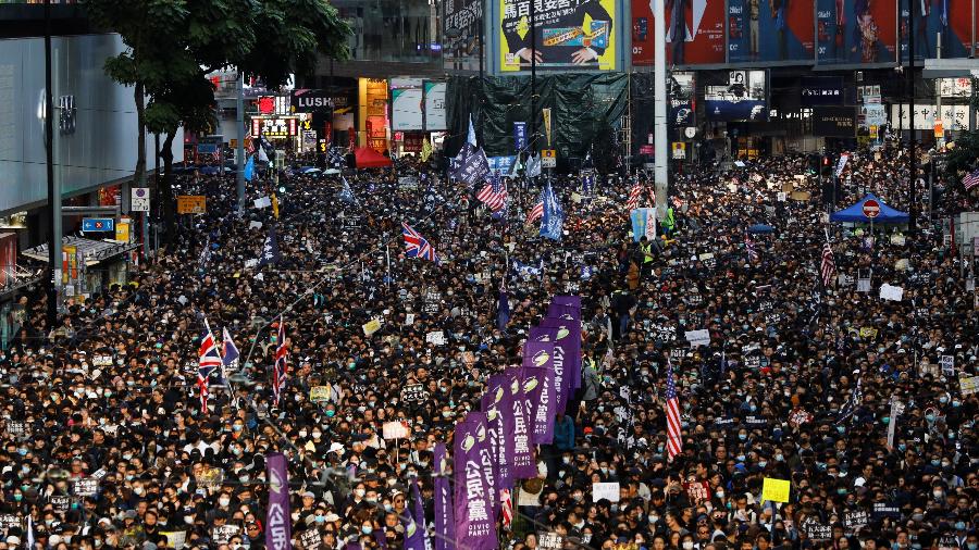 8.dez.2019 - Manifestantes participam de passeata batizada de "Marcha do Dia dos Direitos Humanos", em Hong Kong - Danish Siddiqui/Reuters