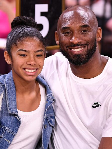 Kobe Bryant e a filha Gianna em uma partida de basquete em Las Vegas