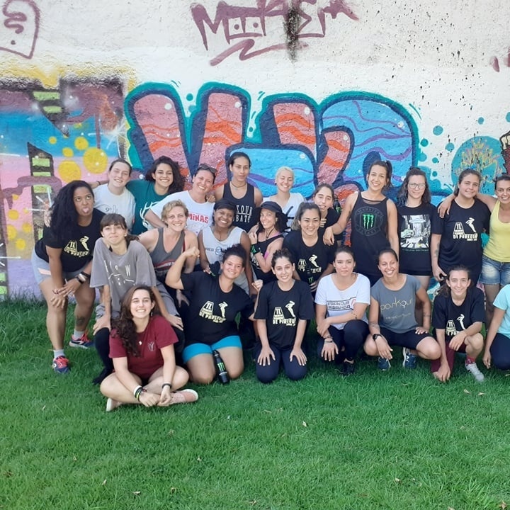 Torcida do Taubaté comemora vitória fazendo 'parkour' 