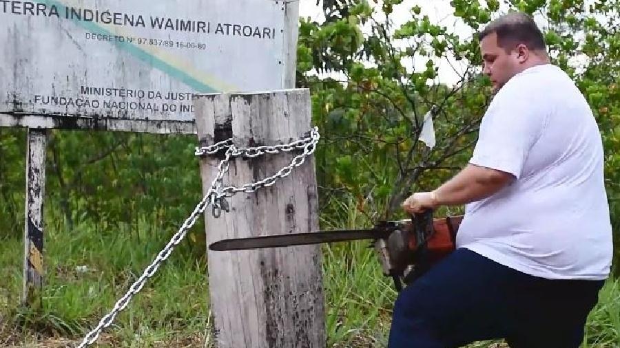 Deputado estadual Jeferson Alves (PTB-RR) usa motosserra para liberar acesso a terra indígena - Reprodução