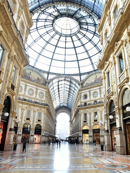 A luxuosa Galleria Vittorio Emanuele II, em Milão, recebe poucos frequentadores desde o início do surto do novo coronavírus na Itália - Flavio Lo Scalzo/Reuters