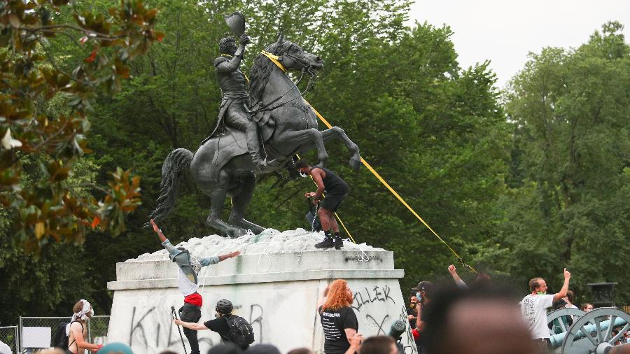 22.jun.2020 - Manifestantes tentam derrubar estátua de Andrew Jackson, a poucos metros da Casa Branca, em Washington - REUTERS/Tom Brenner