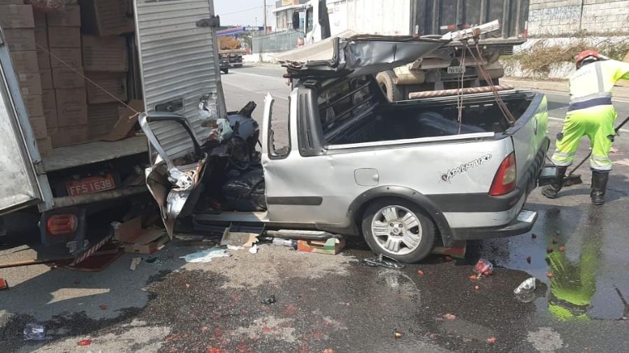 Na Fernão Dias, picape bateu na traseira de um caminhão e uma criança de 12 anos ficou ferida - Divulgação/Bombeiros-SP