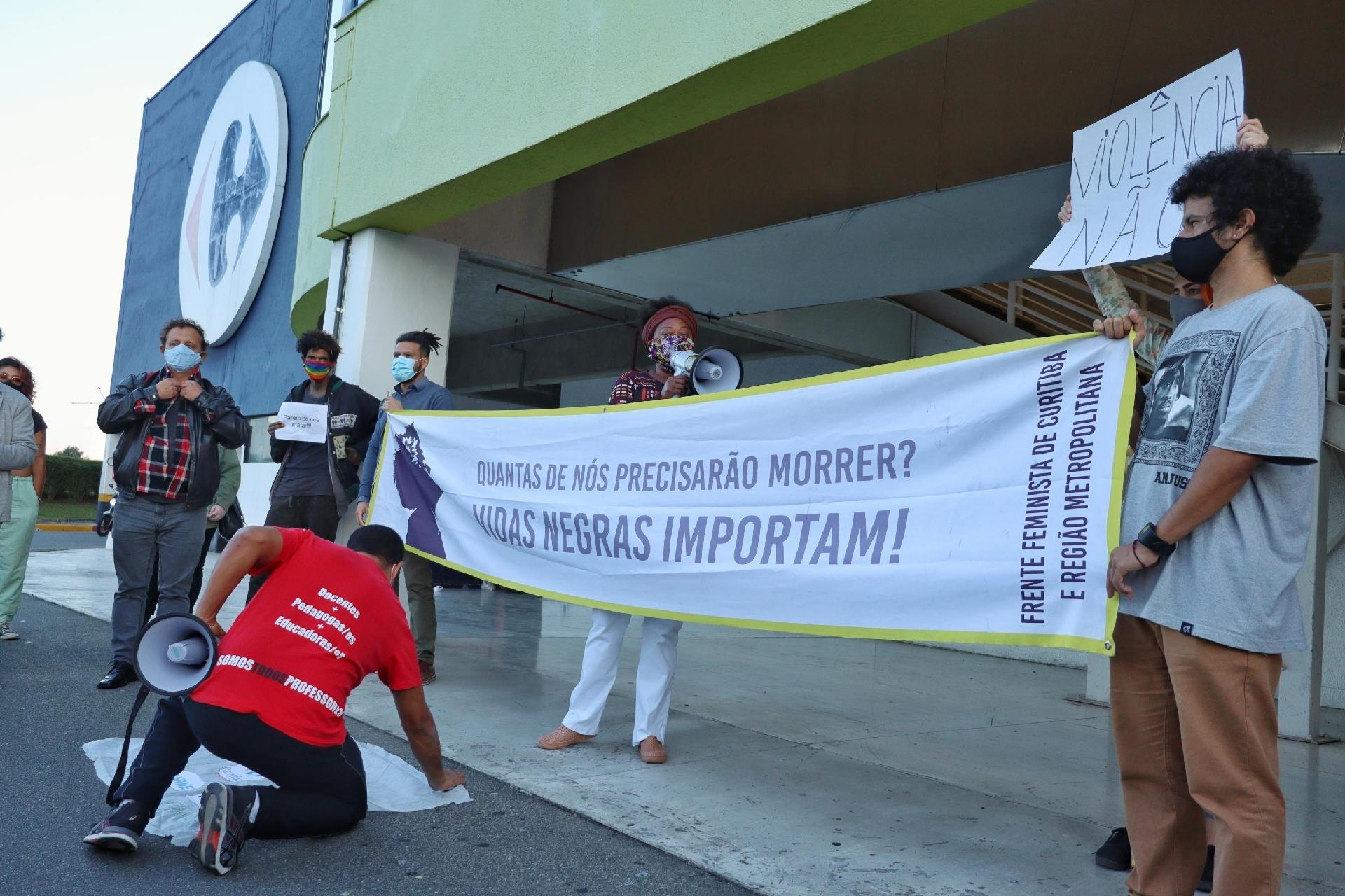 20.11.2020 - Manifestação na porta de loja da rede Carrefour de Curitiba (PR), nesta sexta-feira (20) -
                                                    Luis Pedruco/Futura Press/Estadão Conteúdo