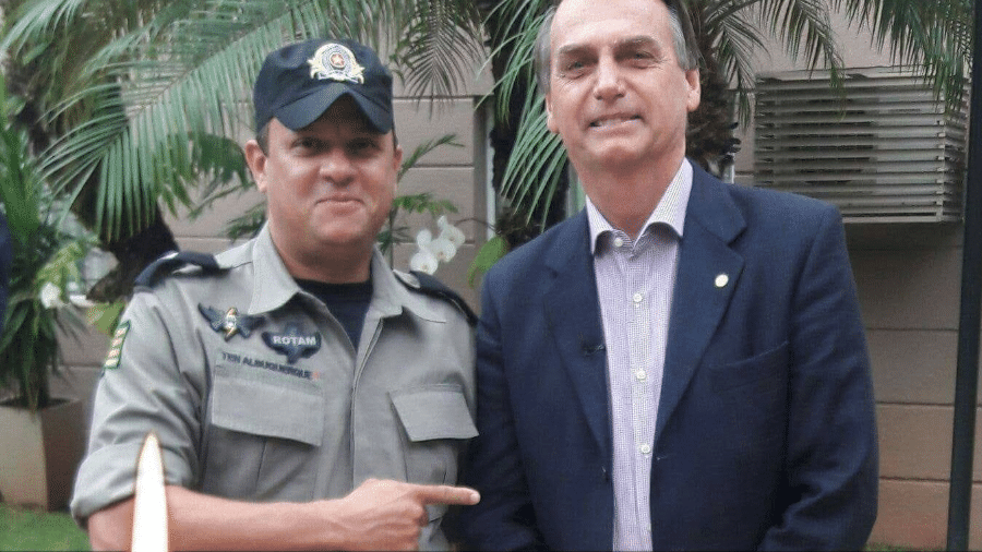 Tenente Albuquerque, de Goiás, posou ao lado de Jair Bolsonaro em foto no Twitter, quando o presidente visitou seu estado, Nesta segunda-feira, 31 de maio, prendeu um militante do PT por chamar Bolsonaro de genocida - Reprodução/Twitter
