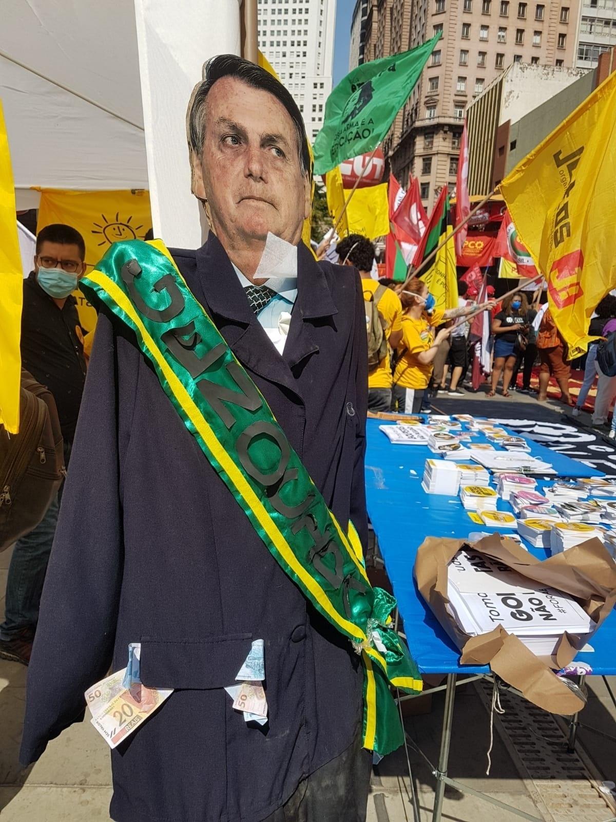 7.set.2021 - Imagem do presidente Jair Bolsonaro (sem partido) com uma faixa presidencial com o escrito "genocida" e dinheiro nos bolsos em protestos no Vale do Anhangabaú, São Paulo - José Dacau/UOL