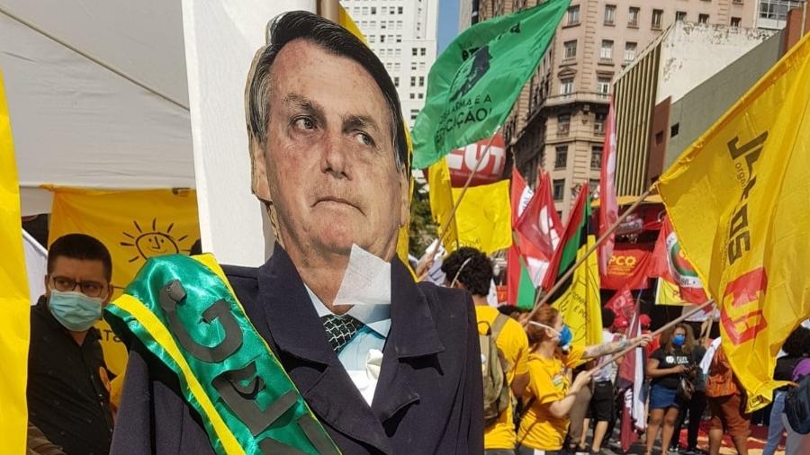 7.set.2021 - Imagem do presidente Jair Bolsonaro (sem partido) com uma faixa presidencial com o escrito "genocida" e dinheiro nos bolsos em protestos no Vale do Anhangabaú (SP) - José Dacau/UOL