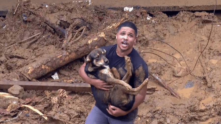 Carlos tirou encontrou cachorro Pitoco após deslizamento em Petrópolis - TV Globo/Reprodução de vídeo
