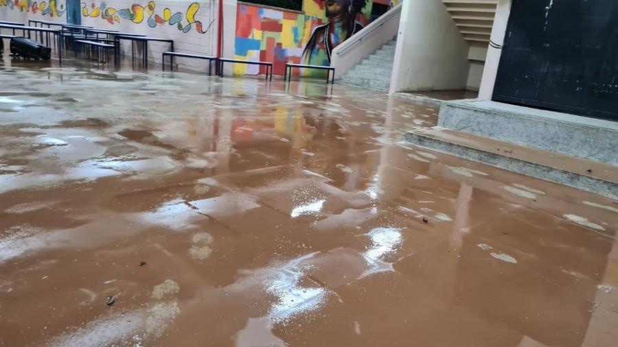 Cerca de 130 alunos, professores e funcionários de escola estadual de Guarulhos ficaram ilhados após fortes chuvas que atingiram Guarulhos nesta segunda-feira (14) - Leonardo Martins/UOL