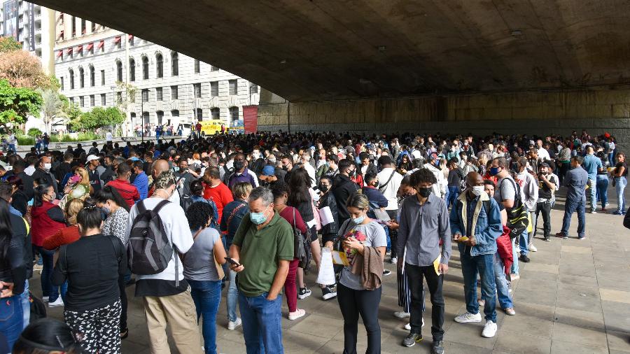 Fila de pessoas para participar do mutirão do emprego no Vale do Anhangabaú, centro de São Paulo - Roberto Casimiro/Fotoarena/Estadão Conteúdo