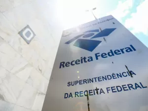 Receita Federal doará roupas apreendidas a vítimas de enchentes no RS