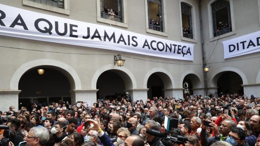 11.ago.2022 - Público acompanha leitura de carta pela democracia no Pátio das Arcadas, na Faculdade de Direito da USP - Simon Plestenjak/UOL