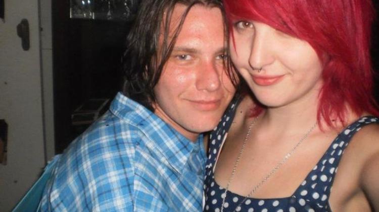 Sarah sings to honor her boyfriend who died a few months ago by carrying the ashes inside the voucher - Reproduction/TikTok - Reproduction/TikTok