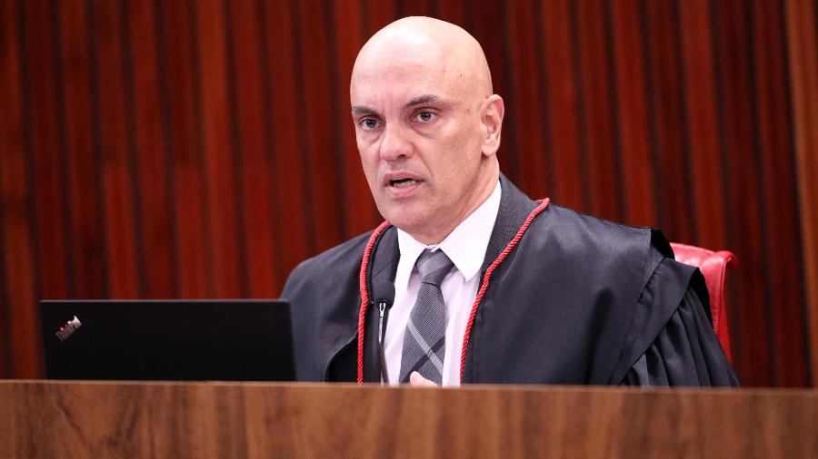 3.nov.2022 - O ministro Alexandre de Moraes, presidente do TSE, durante sessão plenária do tribunal - Alejandro Zambrana/Secom/TSE