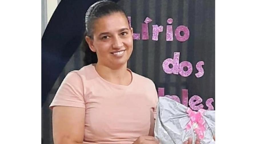 Adriana, 40, foi morta pelo marido, que publicou foto ao lado do corpo dela nas redes sociais - Facebook/Reprodução