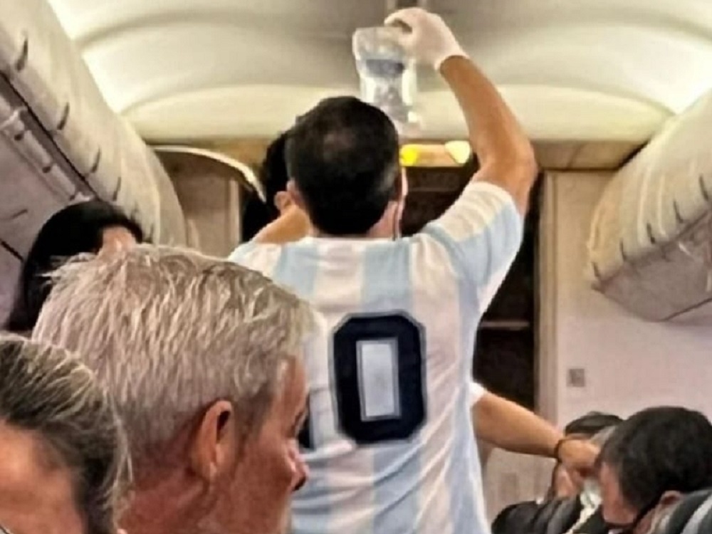 Jogadores argentinos ganham repercussão ao viajar em apertado avião para  jogo no Brasil