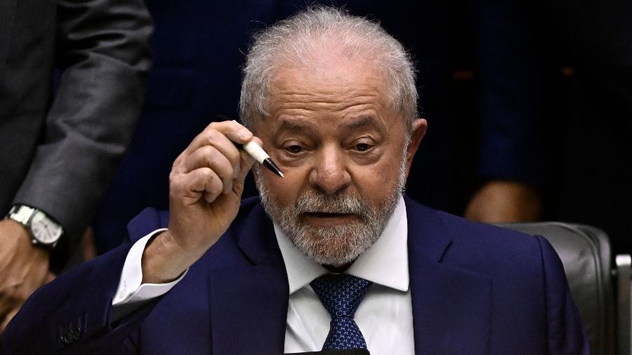 Lula mostra caneta doada por apoiador em 1989; item foi usado na posse do terceiro mandato - MAURO PIMENTEL / AFP