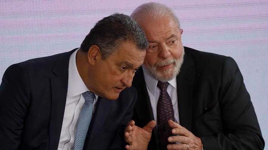2.mar.2023 - O presidente Lula e o ministro Rui Costa (Casa Civil) em cerimônia no Planalto - Pedro Ladeira/Folhapress