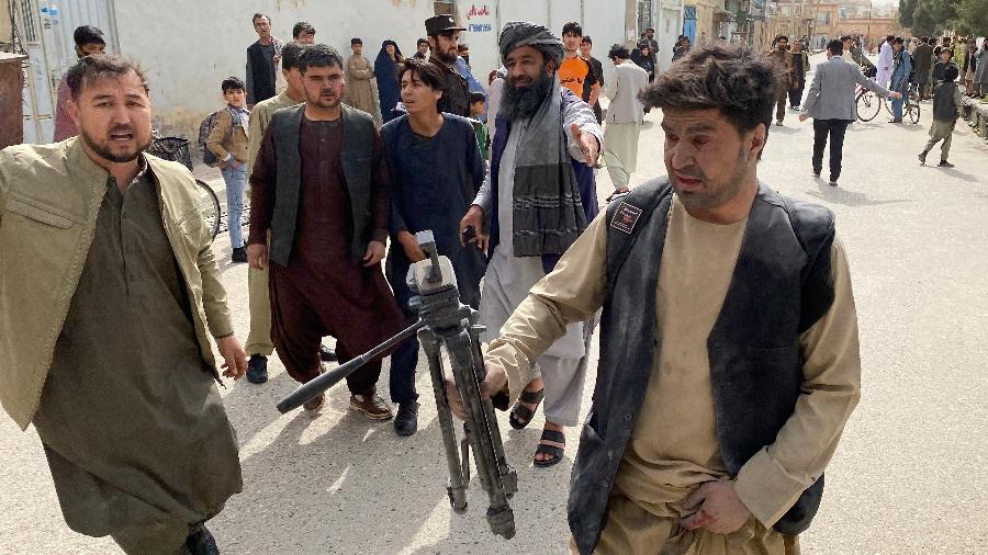 12.mar.2023 - Jornalistas feridos são transferidos em um veículo para um hospital, em Mazar-i-Sharif, no Afeganistão, após a explosão de uma bomba em um evento comemorativo da mídia.  - Atif Aryan/AFP