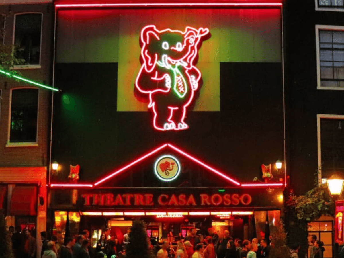 Casa Rosso: Conheça teatro do sexo em que Anitta fez aniversário