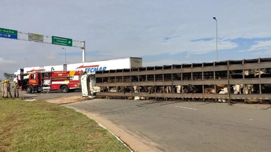 A carreta tombou em avenida em frente ao aeroporto de Goiânia - Reprodução/Corpo de Bombeiros