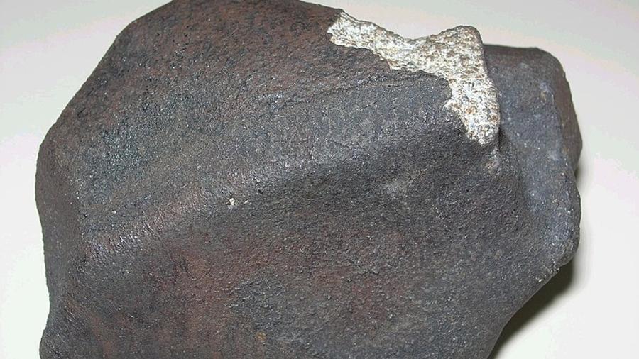 Meteoritos são fragmentos de cometas, meteoroides e asteroides, como este condrito H4, que caiu em Marília, São Paulo, em 1971
