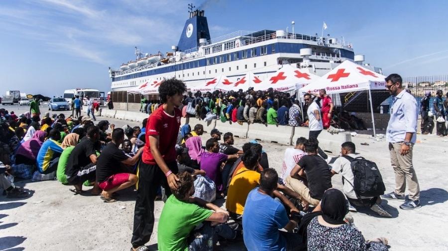 Migrantes chegam em Lampedusa, ilha italiana; governo diz que não há estrutura para receber quantidade de pessoas