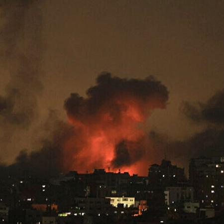 Explosões iluminam o céu durante ataques israelenses na Cidade de Gaza 