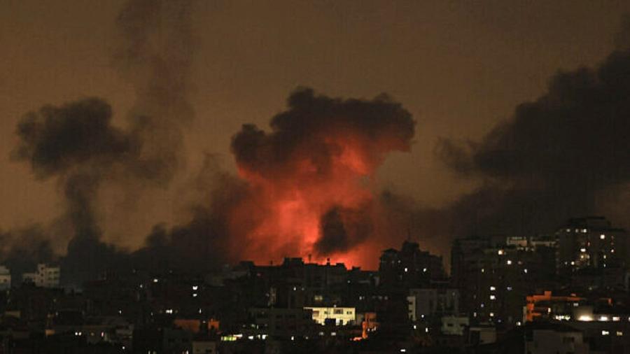 10.Out.23 - Explosões iluminam o céu durante ataques israelenses na Cidade de Gaza 