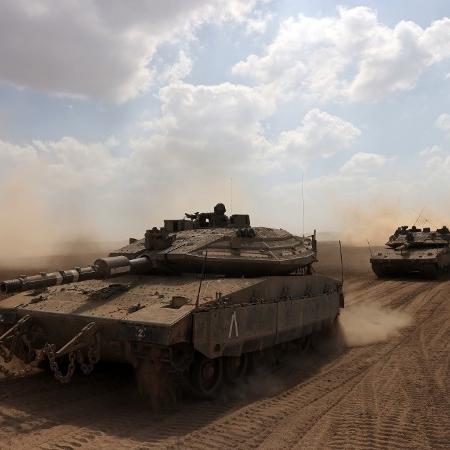 Tanques do Exército de Israel em formação na fronteira com a Faixa de Gaza