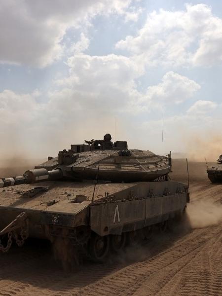Tanques do Exército de Israel em formação na fronteira com a Faixa de Gaza