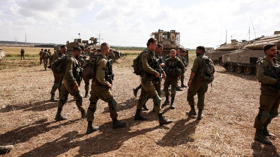 Soldados de Israel caminham próxima à fronteira do país com a Faixa de Gaza