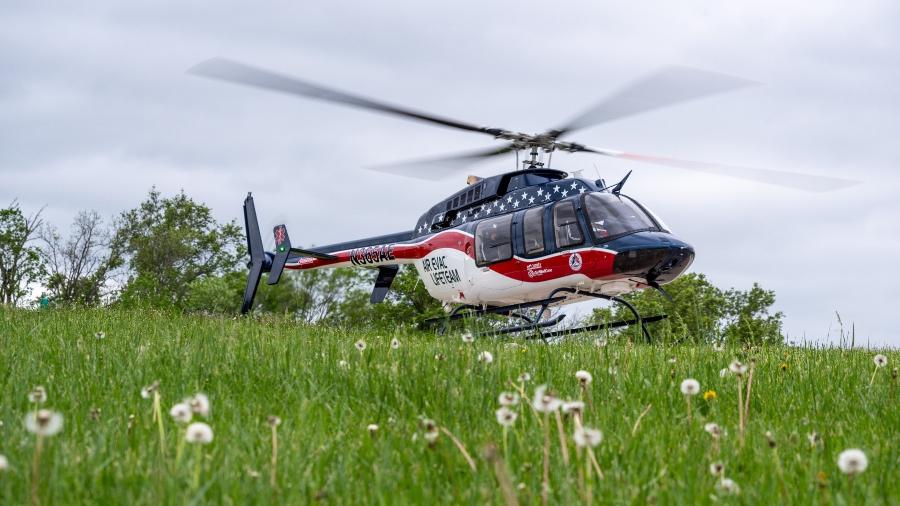 O helicóptero era um modelo Bell 206L3, operado pela companhia de resgate médico aéreo Air Evac Lifeteam