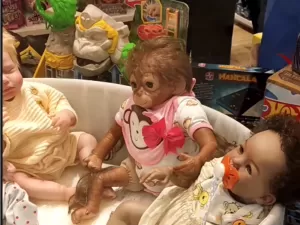 Loja no Rio monta vitrine com boneca de macaca ao lado de bebê negra; vídeo