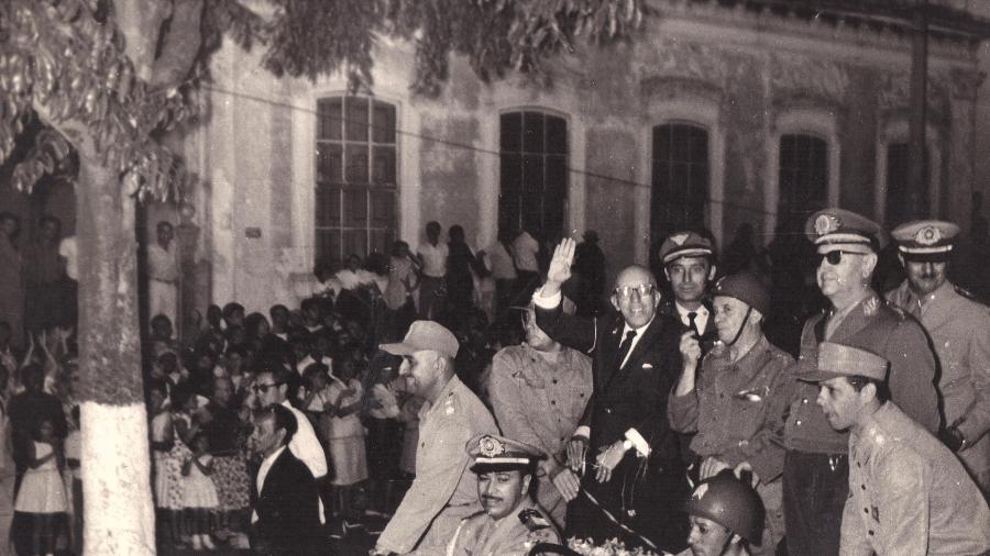 O general Olímpio Mourão Filho (com cachimbo) e o  então governador de Minas Gerais, Magalhães Pinto (de óculos), durante a festa de retorno das tropas militares a Juiz de Fora (MG) após o golpe militar, em 7 abril de 1964