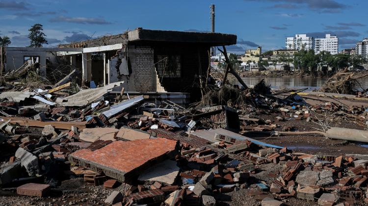 Casas agora em meio aos destroços; ao menos 600 mil pessoas foram desalojadas em todo o Rio Grande do Sul