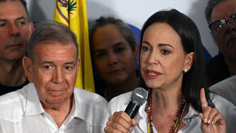 Mariá Corina fala ao lado de Edmundo Gonzalez Urrutia, após eleições na Venezuela