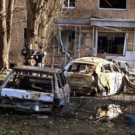 Pátio de um prédio residencial que, de acordo com autoridades locais, foi atingido por destroços de um míssil ucraniano em Kursk, na Rússia