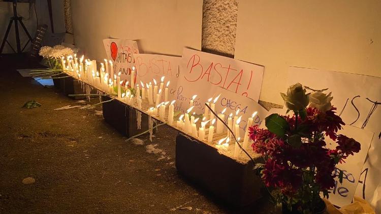 Após a morte de Ianca, grupo levou velas e cartazes a uma manifestação em frente ao centro universitário